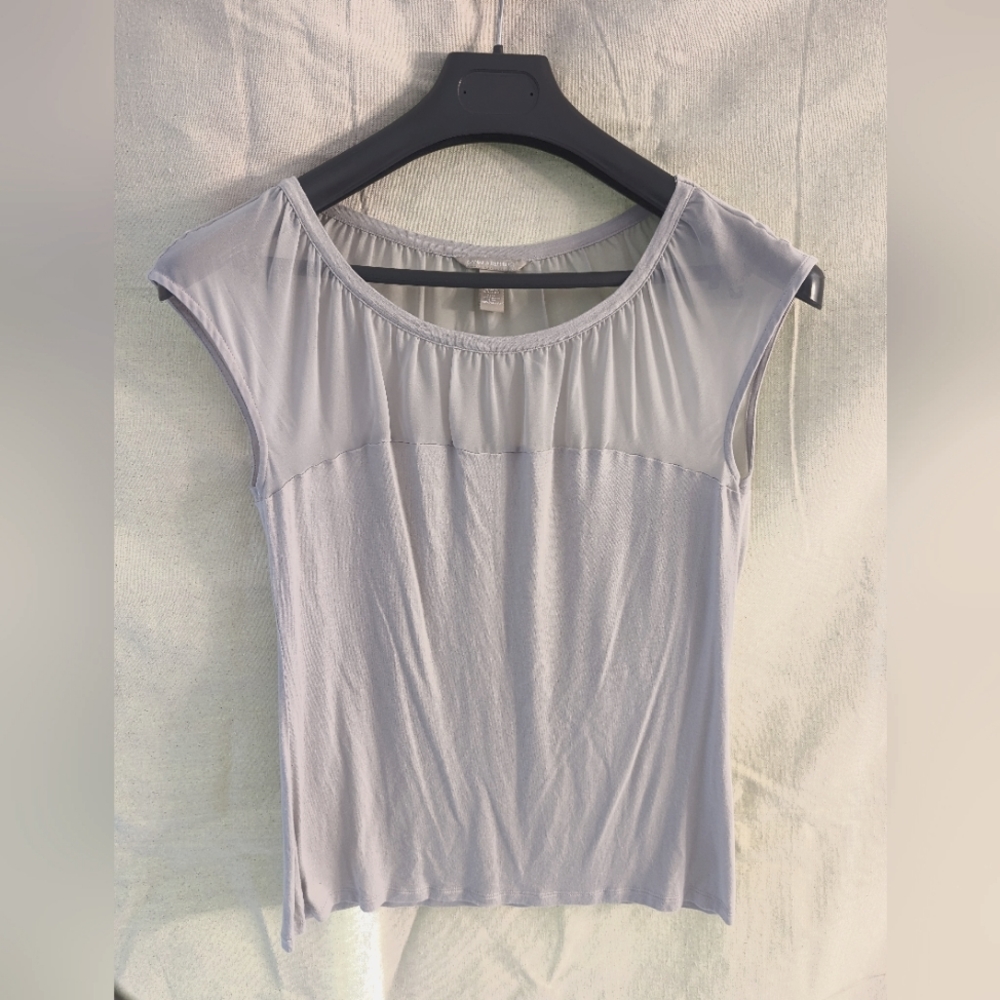 Banana Republic Grey Woman's Top. size M Sheer Shoulder.